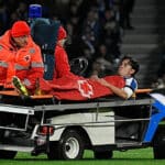 Take Kubo retirándose lesionado de un partido con la Real Sociedad, mientras se recupera en Japón