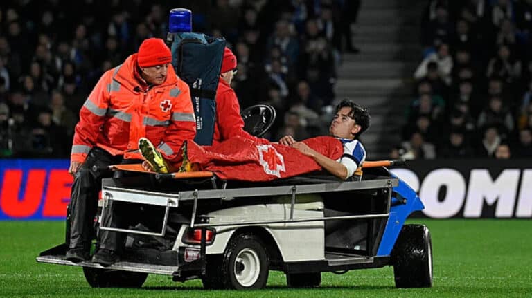 Take Kubo retirándose lesionado de un partido con la Real Sociedad, mientras se recupera en Japón