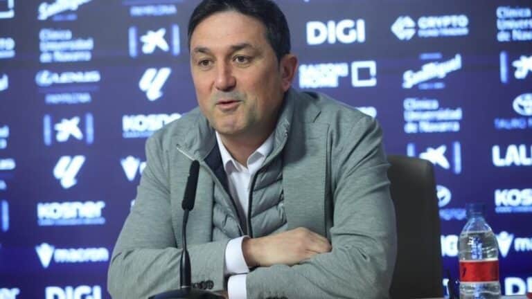 Braulio Vázquez, director deportivo de Osasuna, analizando los movimientos del mercado de invierno.