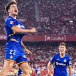 Adrián Liso con la camiseta del Getafe CF, celebrando un gol en un partido de Liga.
