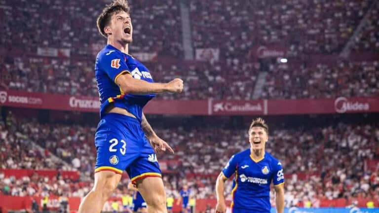 Adrián Liso con la camiseta del Getafe CF, celebrando un gol en un partido de Liga.