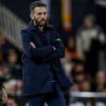 Carlos Corberán, entrenador del Valencia CF, con gesto serio duranteel partido ante el Real Madrid.