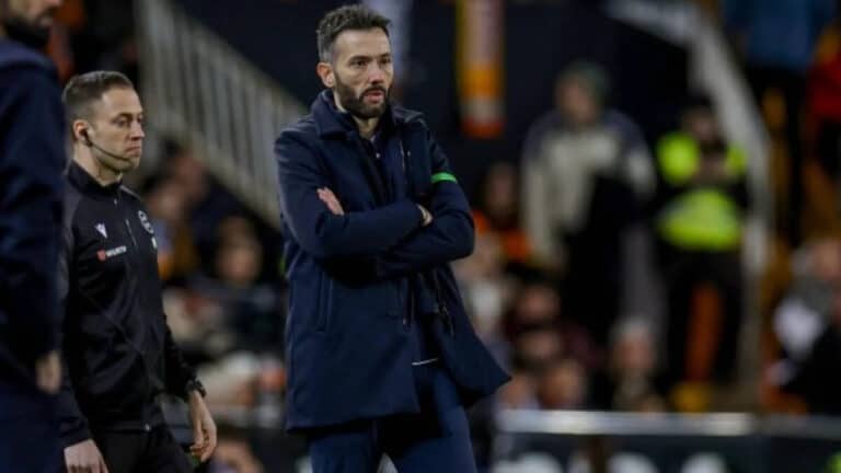 Carlos Corberán, entrenador del Valencia CF, con gesto serio duranteel partido ante el Real Madrid.