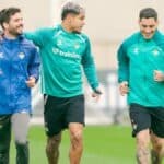 Cucho Hernández y el Chimy Ávila trotando durante el entrenamiento parcial con el Real Betis en la Ciudad Deportiva.