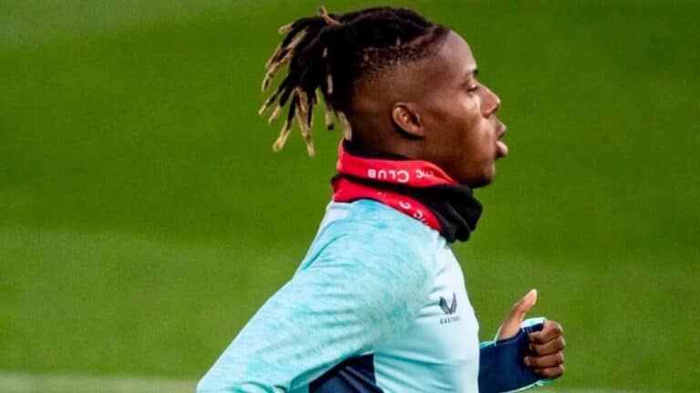 Nico Williams concentrado durante un entrenamiento