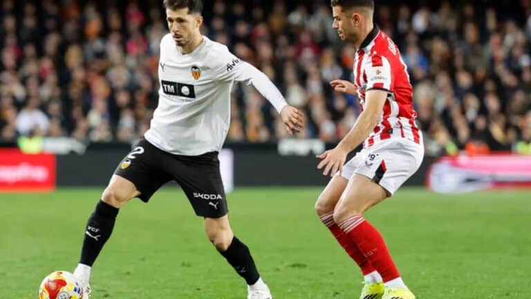 Guido Rodríguez con gesto serio durante su debut con el Valencia CF en Mestalla contra el Athletic.
