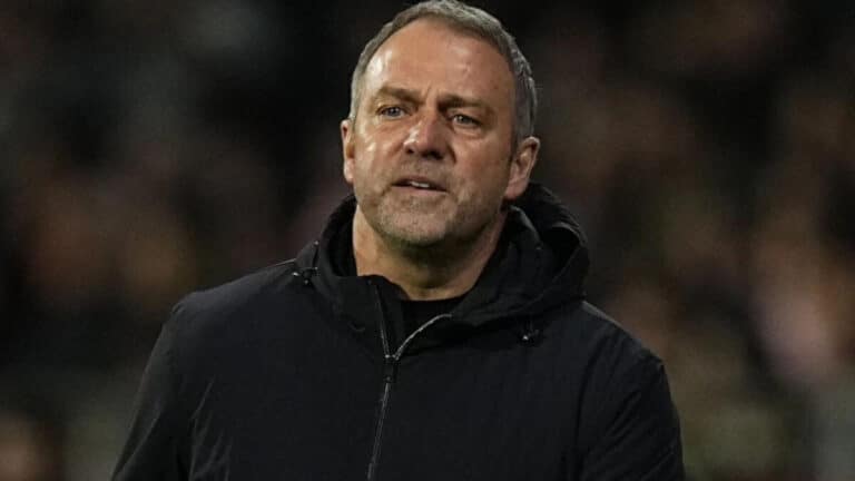 Flick con gesto serio durante el partido del Barcelona y Girona en el Montilivi