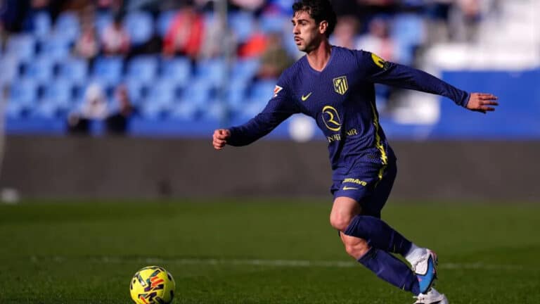 Johnny Cardoso con la camiseta del Atlético de Madrid durante el partido contra el Rayo Vallecano en Vallecas.