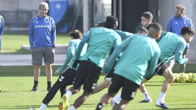 Manuel Pellegrini, entrenador del Real Betis, con gesto pensativo durante un entrenamiento en la Ciudad Deportiva Luis del Sol en febrero de 2026.