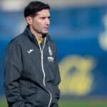 Marcelino García Toral con gesto serio durante una sesión de entrenamiento del Villarreal CF antes del partido contra el Getafe.