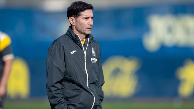 Marcelino García Toral con gesto serio durante una sesión de entrenamiento del Villarreal CF antes del partido contra el Getafe.