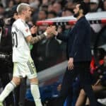 Mastantuono saluda a Arbeloa tras salir sustituido bajo una lluvia de pitidos en el Bernabéu.