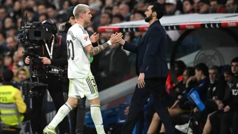 Mastantuono saluda a Arbeloa tras salir sustituido bajo una lluvia de pitidos en el Bernabéu.