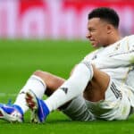 Kylian Mbappé con gesto de dolor durante un partido del Real Madrid tras la lesión en su rodilla izquierda