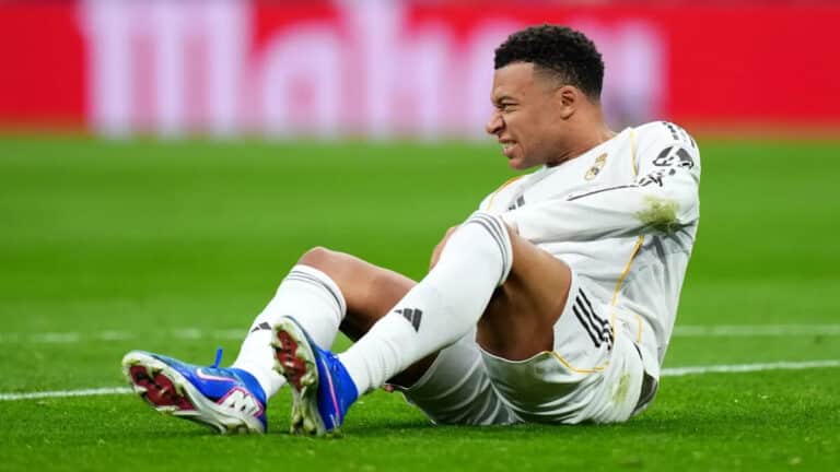 Kylian Mbappé con gesto de dolor durante un partido del Real Madrid tras la lesión en su rodilla izquierda