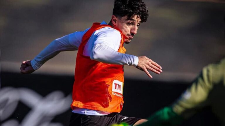 Diego López, jugador del Valencia CF, durante un entrenamiento en Paterna en febrero de 2026.