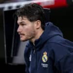 Fran García con gesto serio en el banquillo durante un partido en la era Arbeloa