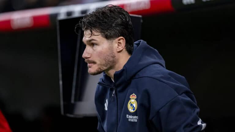 Fran García con gesto serio en el banquillo durante un partido en la era Arbeloa