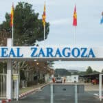 Entrada a la Ciudad Deportiva del Real Zaragoza, donde se ha levantado el veto a la agencia Bahía Internacional