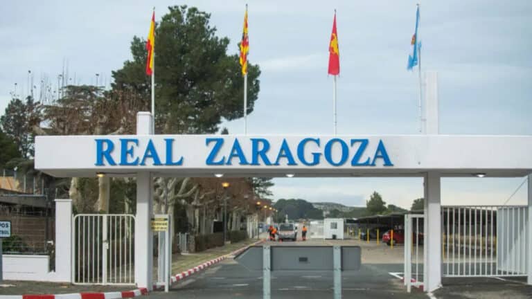 Entrada a la Ciudad Deportiva del Real Zaragoza, donde se ha levantado el veto a la agencia Bahía Internacional
