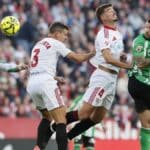 Jugadores del Real Betis y Sevilla FC disputan un balón en el aire en el último derbi