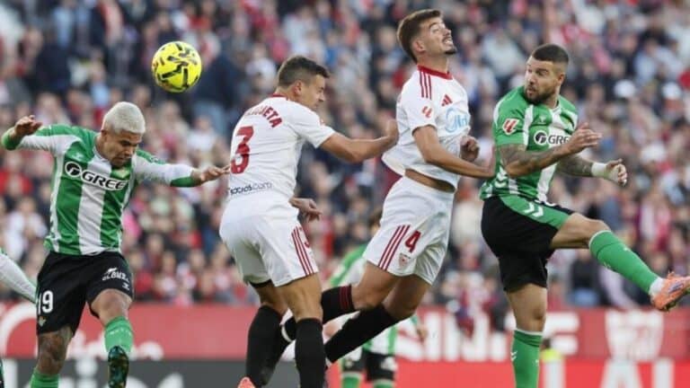 Jugadores del Real Betis y Sevilla FC disputan un balón en el aire en el último derbi
