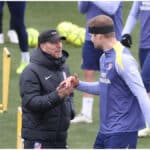 Diego Pablo Simeone dirigiendo el entrenamiento del Atlético de Madrid bajo la lluvia en Majadahonda.