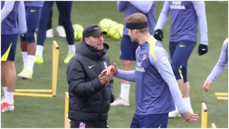 Diego Pablo Simeone dirigiendo el entrenamiento del Atlético de Madrid bajo la lluvia en Majadahonda.