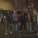 Grupo de jóvenes aficionados de la Real Sociedad, amigos de Beñat Turrientes, celebrando la victoria en el derbi a las afueras de San Mamés.