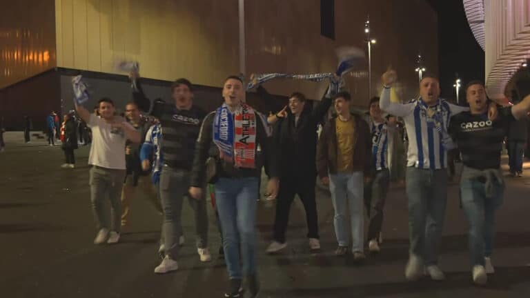 Grupo de jóvenes aficionados de la Real Sociedad, amigos de Beñat Turrientes, celebrando la victoria en el derbi a las afueras de San Mamés.