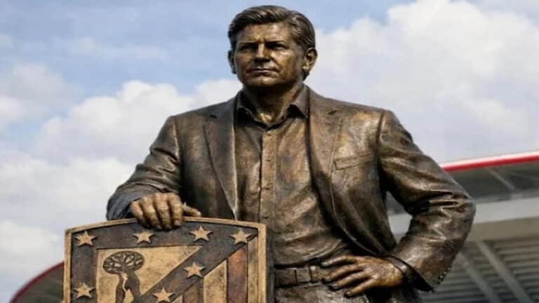 Montaje de una estatua de bronce de Mateu Alemany junto al escudo del Atlético de Madrid frente al estadio.