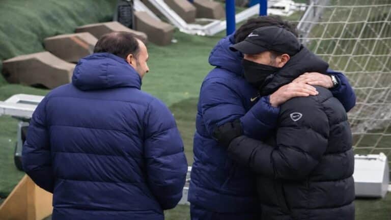 Mateu Alemany y Diego Pablo Simeone abrazándose en el campo de entrenamiento del Atlético de Madrid.