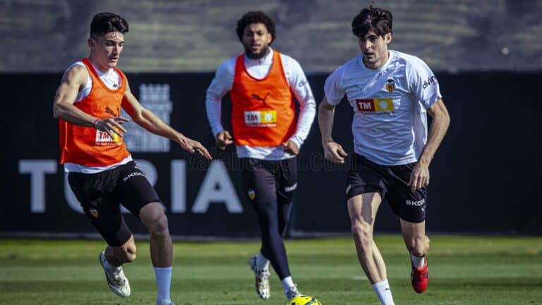 Dani Raba durante un entrenamiento con el Valencia CF en las instalaciones de Paterna donde ha convencido a Corberán para recuperar su sitio en el equipo