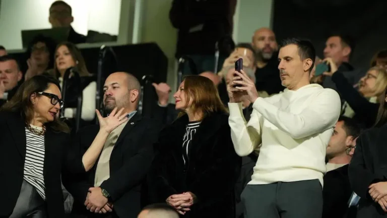 Dirigentee del castellón en el palco