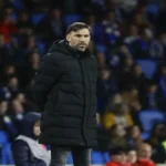 Eder Sarabia, entrenador del Elche, con gesto serio y pensativo durante un partido en el Estadio Martínez Valero.