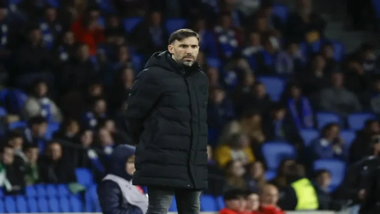 Eder Sarabia, entrenador del Elche, con gesto serio y pensativo durante un partido en el Estadio Martínez Valero.