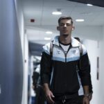Javi Montero caminando por el túnel de vestuarios con el chándal oficial del Málaga CF