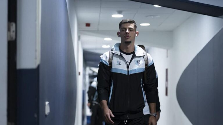 Javi Montero caminando por el túnel de vestuarios con el chándal oficial del Málaga CF