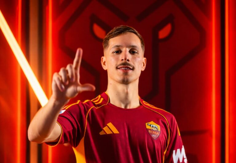 Bryan Zaragoza sonriendo durante su presentación oficial como nuevo jugador de la AS Roma.
