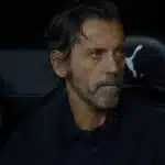 Quique Sánchez Flores dando instrucciones en Mendizorroza durante el partido Alavés vs Villarreal 2026.