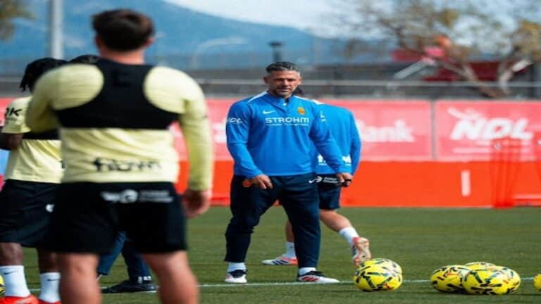 Martín Demichelis observa atento a sus jugadores durante su primera sesión de entrenamiento como técnico del RCD Mallorca en la Ciutat Esportiva Antonio Asensio de Son Bibiloni