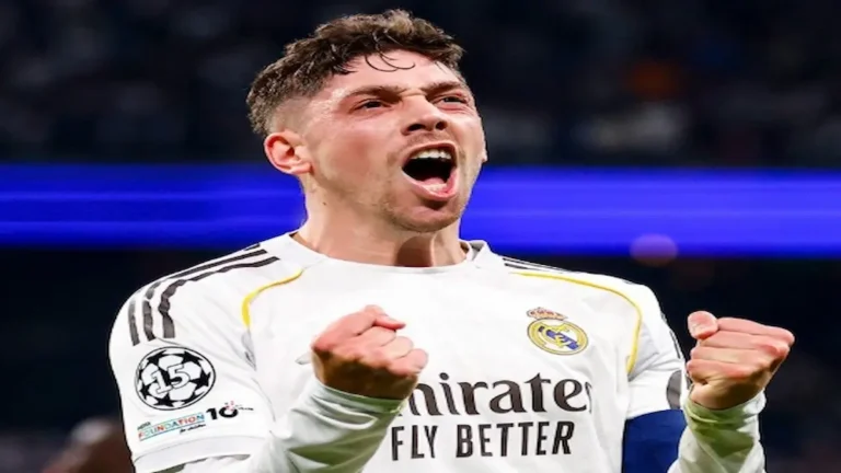 Federico Valverde celebrando con rabia su tercer gol frente al Manchester City en el Santiago Bernabéu, señalando el escudo del Real Madrid en marzo de 2026.
