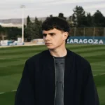 Hugo Pinilla con la camiseta del Real Zaragoza durante la temporada 2025-26, primer renovado del plan de blindaje de la cantera de Lalo Arantegui