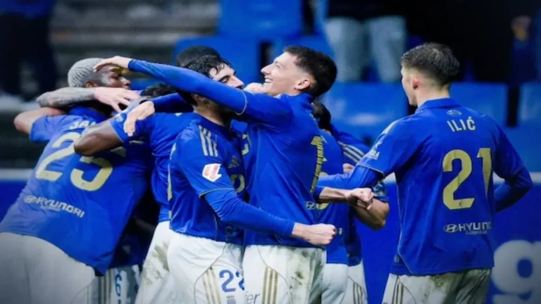 David Costas celebra su gol ante el Valencia en el minuto 30 del partido de la jornada 28 de LaLiga en el Nuevo Carlos Tartiere de Oviedo