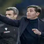 Marcelino García Toral, entrenador del Villarreal, dando instrucciones enérgicas desde la banda en Mendizorroza.