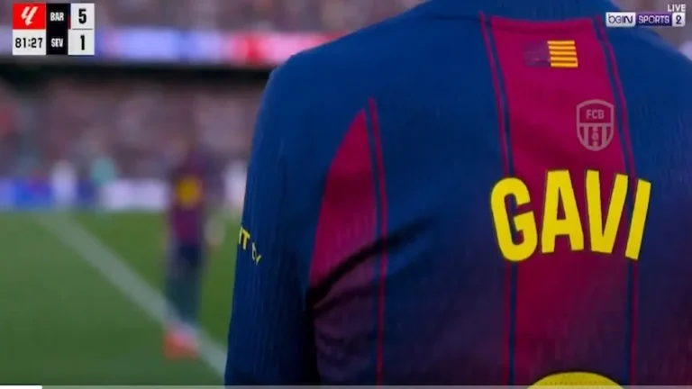Gavi con la camiseta del FC Barcelona en el Camp Nou durante su regreso tras seis meses de ausencia en el partido ante el Sevilla con el marcador 5-1 en el minuto 81