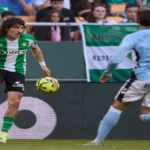 Héctor Bellerín conduce el balón durante el partido entre el Real Betis y el RC Celta en La Cartuja en la jornada 28 de LaLiga EA Sports 2025-26
