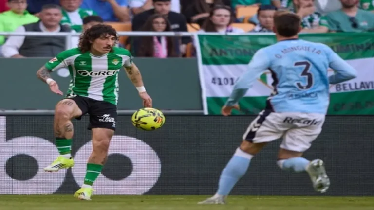 Héctor Bellerín conduce el balón durante el partido entre el Real Betis y el RC Celta en La Cartuja en la jornada 28 de LaLiga EA Sports 2025-26