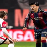 Jugador del Levante UD conduce el balón durante el partido ante el Rayo Vallecano en el Estadio de Vallecas en la jornada 28 de LaLiga EA Sports 2025-26