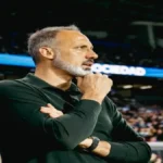 Pellegrino Matarazzo observa pensativo desde la banda de Anoeta durante la victoria de la Real Sociedad ante Osasuna en la jornada 28 de LaLiga EA Sports 2025-26